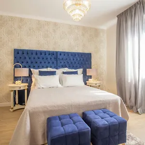  Apartment Crys: Apartments, Holiday, Business, Blu Italien